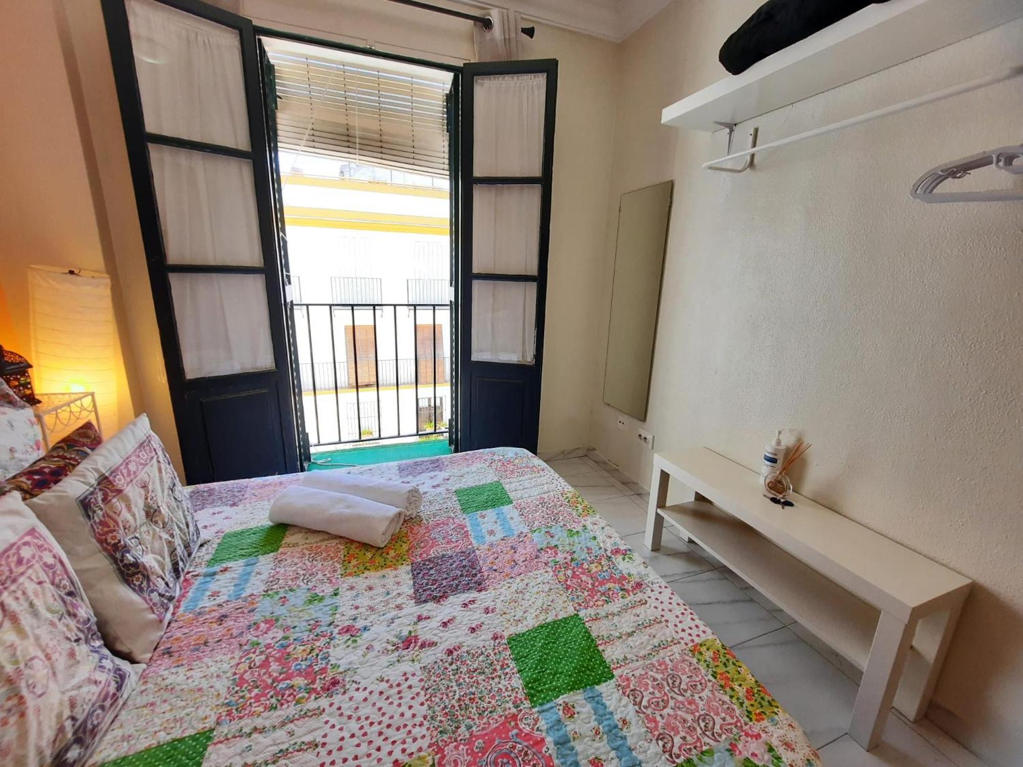 Budget And Cute Rooms With Balcony Sevilla Center 外观 照片